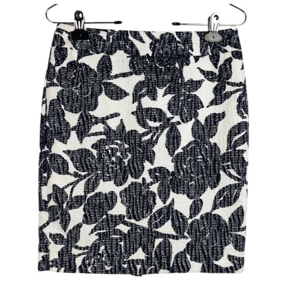 Ann Taylor size 4 petite Monochrome Floral Pencil Skirt